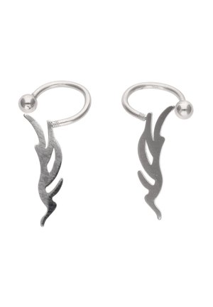 Para srebrnych kolczyków kołowych z abstrakcyjnymi zawieszkami w kształcie płomieni i małymi zapięciami w formie kulek na białym tle.