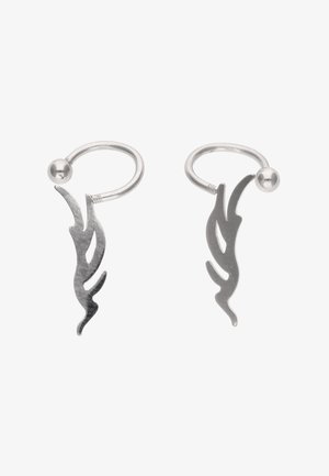 Pereche de cercei cerc din argint cu charmuri suspendate în formă abstractă de flacără și închizători mici rotunde pe fundal alb.