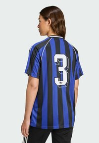 Modro-černý pruhovaný sportovní dres, krátké rukávy, s velkým bílým číslem 3 na zadní straně a logem Adidas pod ním.