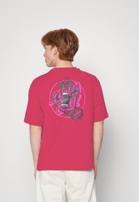 Santa Cruz OPUS HAND OVERLAY UNISEX - T-shirt estampada - magenta