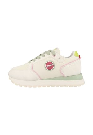 Witte sneaker met lichtgroene zool, roze accenten, grijze veters en rond rood COLMAR-logo aan de zijkant, gezien vanaf de buitenkant.