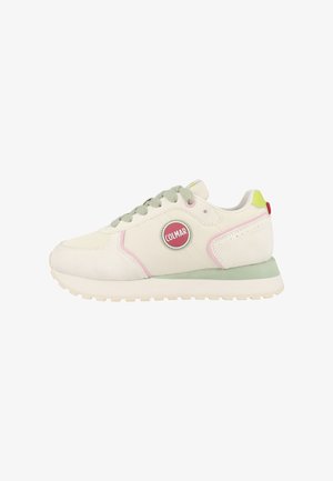 Zapatilla blanca con suela verde claro, detalles rosas, cordones grises y logo redondo rojo de COLMAR en el lateral, vista desde el lado exterior.
