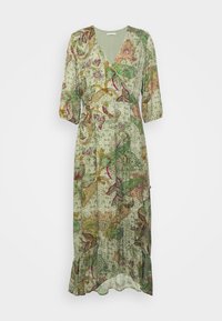 Grünes Blumenkleid mit drei Viertelärmeln, volantsaum und filigranen Mustern in rosa und goldenen Akzenten auf einem transparenter Stoff.