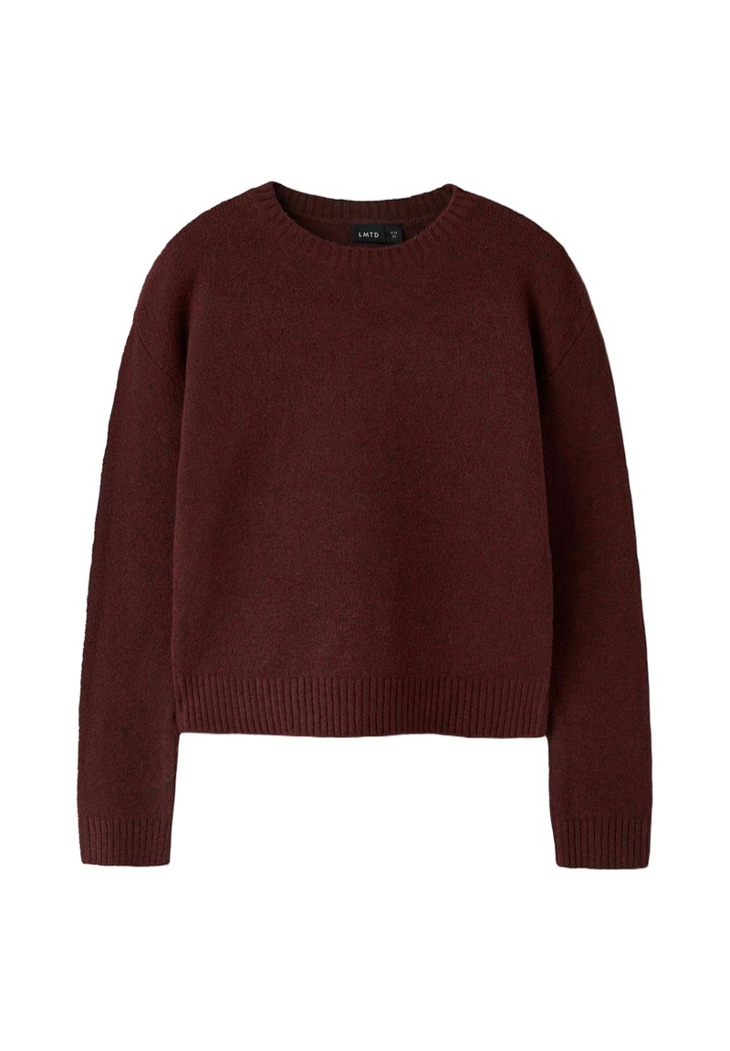 Pull en maille à manches longues rouge foncé, avec poignets, ourlet et col côtelés, présenté à plat sur fond blanc. Aucun motif ni logo visible.