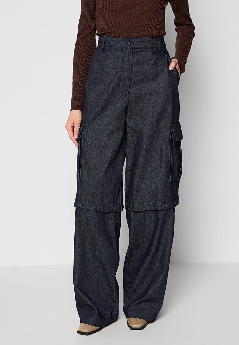 Donkerblauwe denim cargobroek met een relaxed fit, voorzien van zijzakken, een knoopsluiting en een cropped ontwerp bij de enkels.
