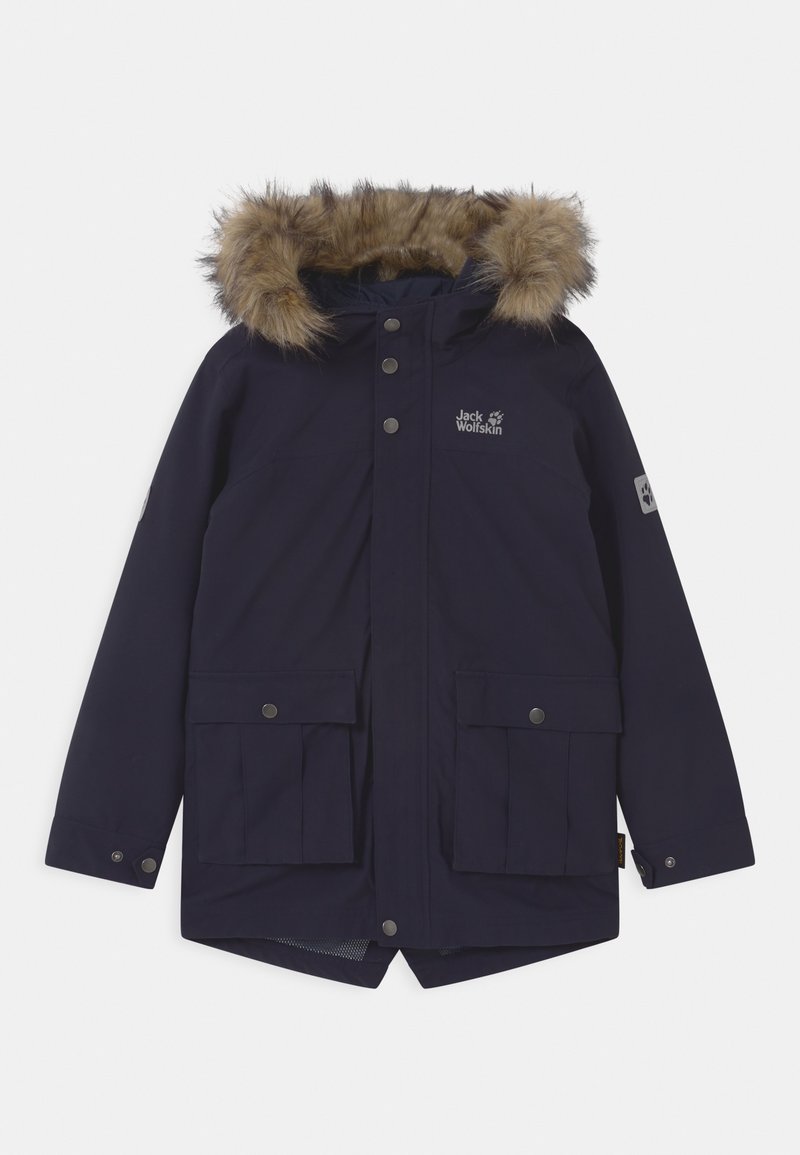 Parka blu navy con cappuccio foderato in pelliccia, dotata di bottoni automatici, due tasche anteriori e un logo sul petto. Texture liscia, design di lunghezza media.