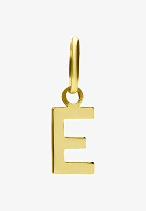 Pendentif en or en forme de la lettre "E". Surface lisse avec une boucle pour attacher, présentant une finition polie et brillante.