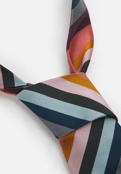 Cravatta a righe con colori audaci: blu scuro, rosa, viola e oro. Tessuto intrecciato, forma piatta e un nodo classico nella parte superiore.