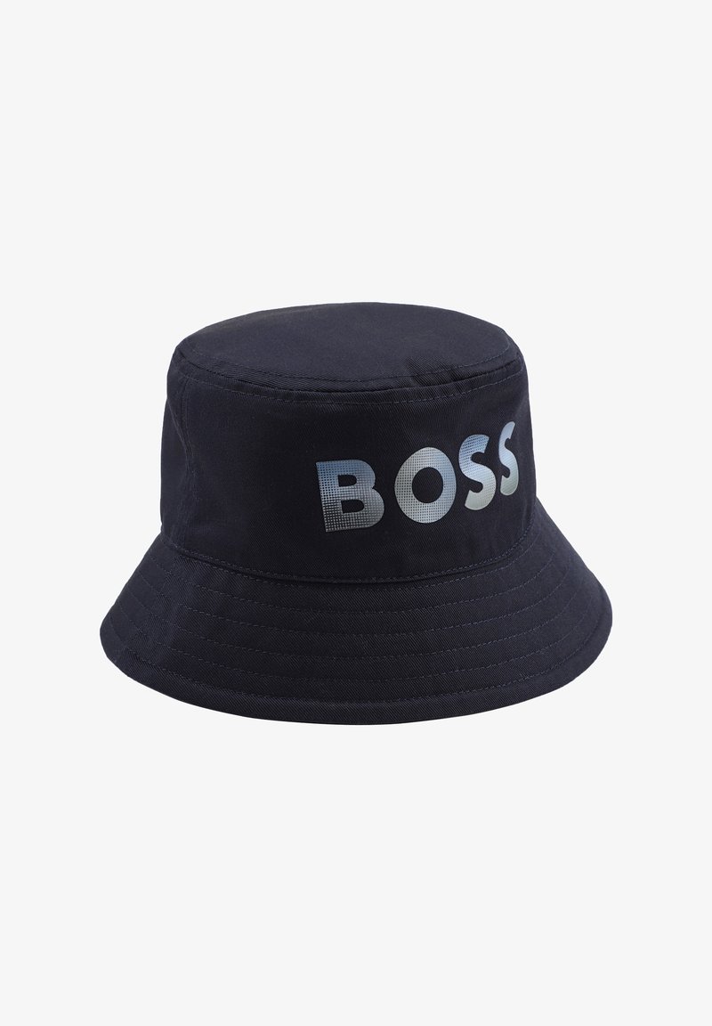 Chapeau bob bleu marine en tissu durable avec un logo argenté "BOSS" bien visible à l'avant et des détails cousus le long du bord.