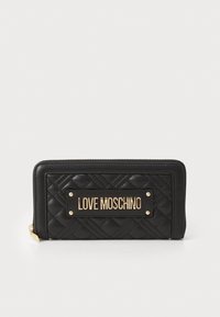Carteira preta acolchoada com placa em tom dourado "LOVE MOSCHINO", fecho de zip e acabamento texturizado. Forma retangular elegante com detalhes.