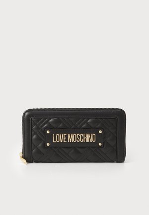 Musta tikattu lompakko, jossa on kultasävyinen "LOVE MOSCHINO" -logoplakaatti, vetoketjulla suljettu ja teksturoidulla pinnalla. Tyylikäs suorakulmainen muotoilu, jossa on koristeita.