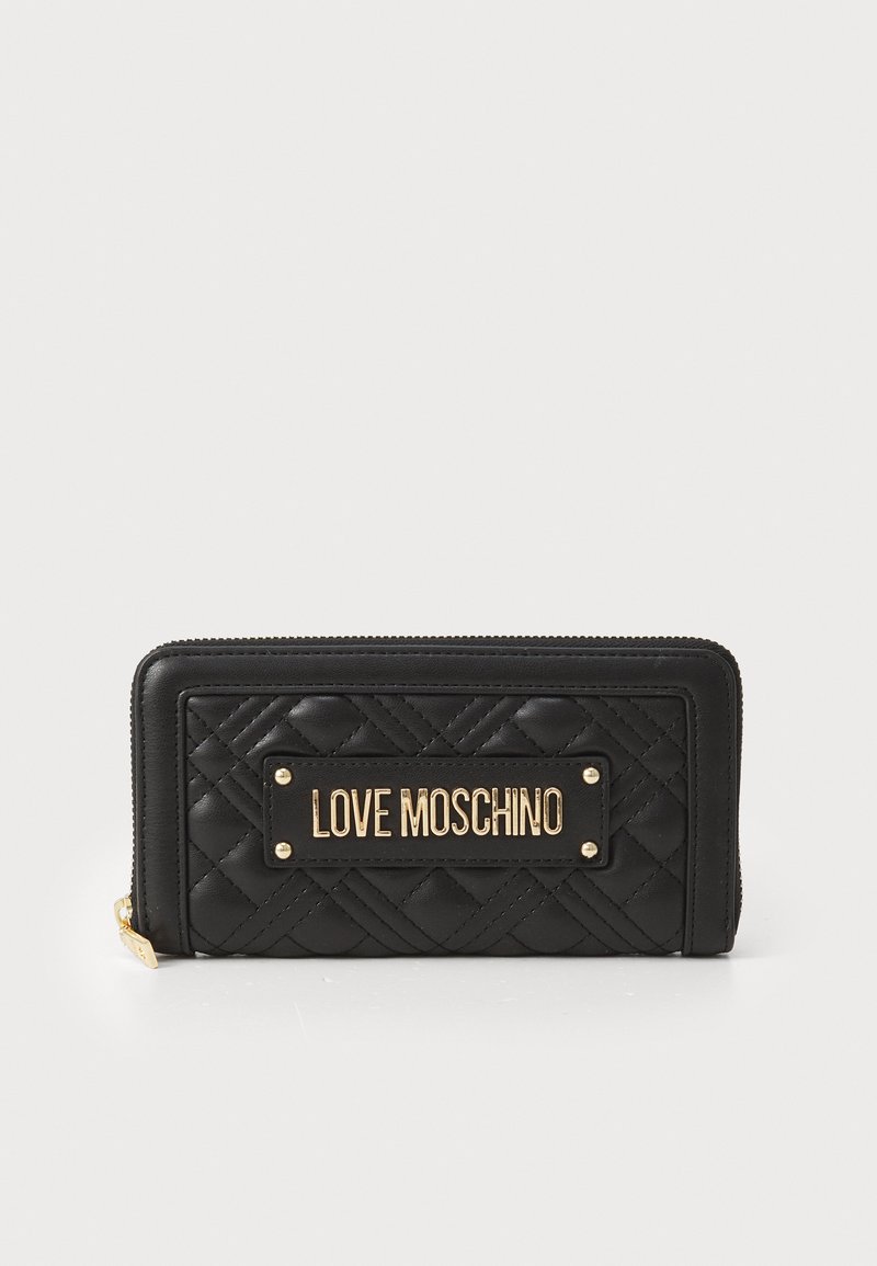 Carteira preta acolchoada com placa em tom dourado "LOVE MOSCHINO", fecho de zip e acabamento texturizado. Forma retangular elegante com detalhes.