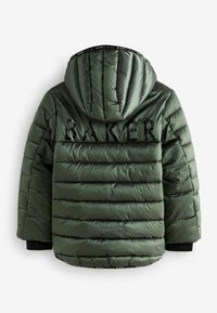 Giacca imbottita verde con cappuccio. Presenta una texture trapuntata, grande scritta nera "BAKER" sulla schiena e polsini neri con logo.