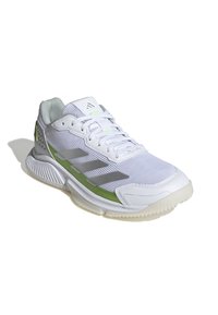 Weißer Sportschuh mit grünen und grauen Akzenten, Obermaterial aus Mesh, gepolsterter Kragen, strukturierte Sohle und auffälliges Drei-Streifen-Logo an der Seite.