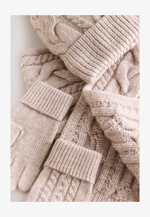 Beige gebreide sjaal en handschoenen met kabelpatronen en geribbelde manchetten, gemaakt van zacht garen, met een gestructureerd en gezellig uiterlijk.