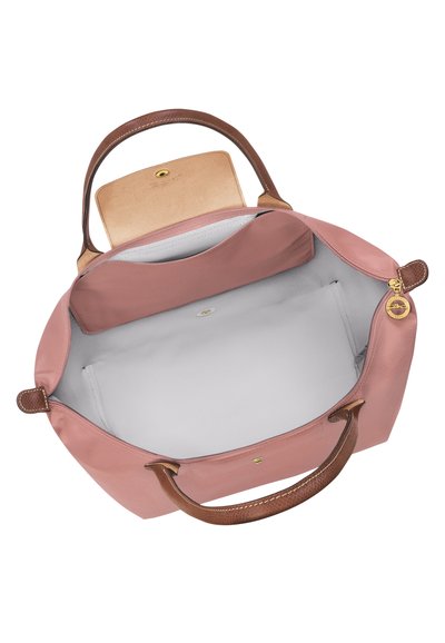 Rosa Lederhandtasche mit braunen strukturierten Griffen. Das Innere ist aus grauem Stoff gefertigt und verfügt über eine Tasche sowie einen Druckknopfverschluss f ür sicheren Stauraum.