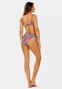 Kolorowy bikini w wzór paisley z niskim stanem i regulowanymi bocznymi zapięciami, z szerokim topem zapewniającym wsparcie.