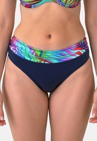 Il bikini bottom colorato presenta un vivace motivo floreale nei toni del verde, blu e rosa, con una fascia solida blu navy in vita.