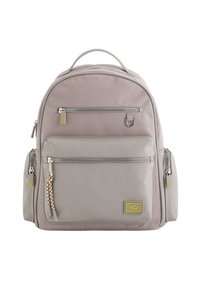 Helles graues Rucksack mit einer glatten Textur, Reißverschlussvordertaschen und Seitentaschen. Verfügt über ein gelbes Logoschild und Metallakzente.