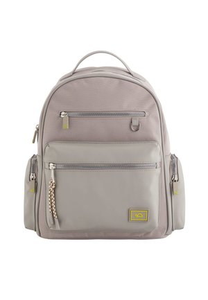 Helles graues Rucksack mit einer glatten Textur, Reißverschlussvordertaschen und Seitentaschen. Verfügt über ein gelbes Logoschild und Metallakzente.