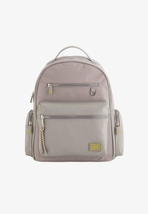 Sac à dos gris clair avec une texture lisse, poches avant zippées et compartiments latéraux. Présente une étiquette logo jaune et des accents en métal.