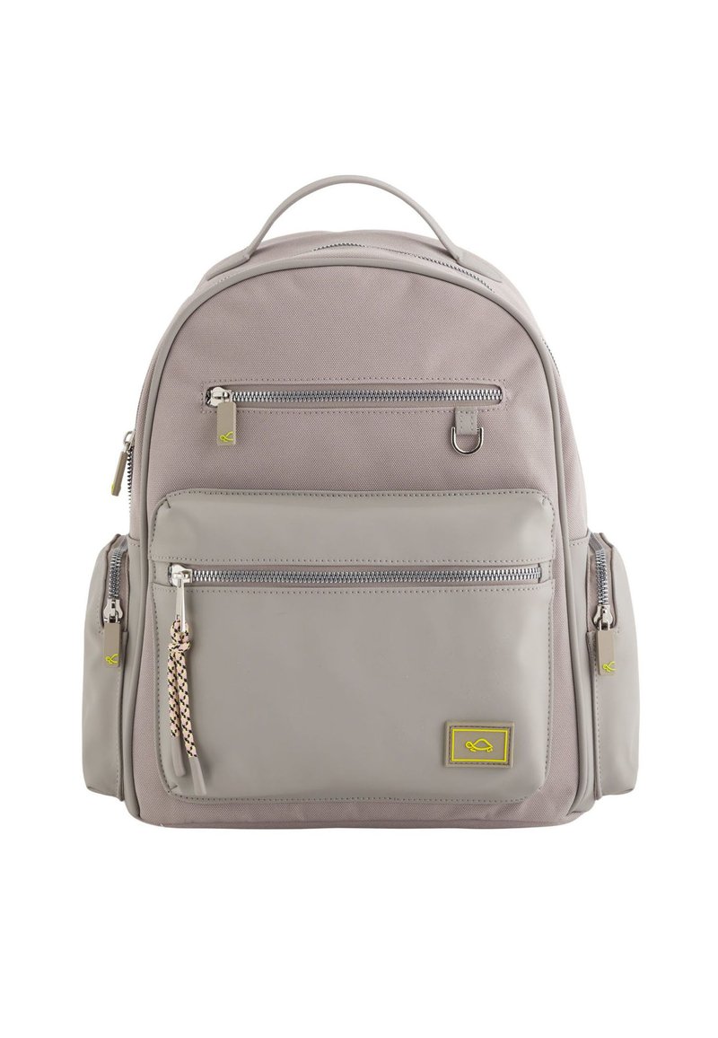 Helles graues Rucksack mit einer glatten Textur, Reißverschlussvordertaschen und Seitentaschen. Verfügt über ein gelbes Logoschild und Metallakzente.