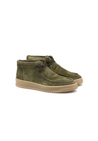 Stivaletti ankle in suede verde oliva con suola in gomma, punta rotonda, cuciture decorative e lacci marroni nella parte frontale per la chiusura.