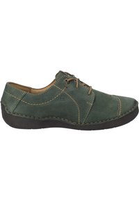 Tmavě zelená kožená bota s kulatou špičkou, kontrastním béžovým šitím, šněrovacím designem a texturovaným povrchem. Nízká, flexibilní černá podrážka.