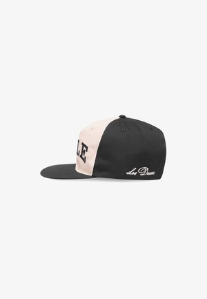 Juodas ir smėlio spalvos snapback kepurė su plokščiu kraštu, su siuvinėtų "LEO DEUX" užrašu šone ir ryškiu tekstu per visą priekį.