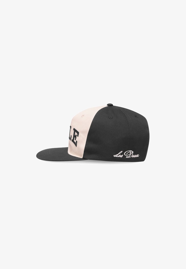 Svart og beige snapback cap med flat skygge, med brodert "LEO DEUX" på siden og dristig skrift på fronten.
