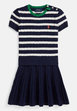 Robe tricotée bleu marine avec rayures blanches, manches courtes et col côtelé vert. Comprend une jupe plissée et un détail à trois boutons.