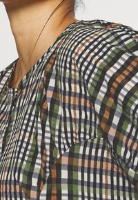 JUST FEMALE Pouzdrové šaty - brown