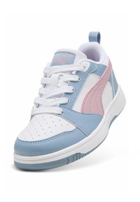 Sneakers blu e bianchi con dettagli rosa, in pelle texture, design con lacci e perforazioni sulla punta per la traspirabilità.
