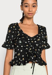 Vero Moda VMNILLE CROPPED ROUCHING TOP  - Blusa - black/small flowers