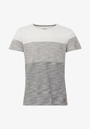 Kerge lühikeste varrukatega T-särk, millel on horisontaalsed triibud halli ja valge tooni. Valmistatud tekstureeritud kangast, ümmarguse kaelusega.