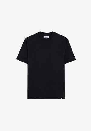 Schwarzes Baumwoll-T-Shirt mit Rundhalsausschnitt, kurzen Ärmeln und einem Logoetikett am Saum. Der Stoff wirkt weich und glatt.