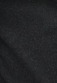 Mustast villakangast, millel on pehme ja tekstuuriga pind, veidi läikiv ja ühtlane toon, esitades peenete kiudude detaile.