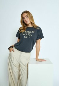 Desires Apdrukāts T-krekls - ebony grey