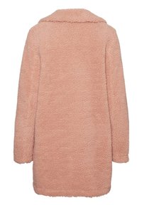 Manteau teddy rose à manches longues et longueur moyenne, en tissu texturé et duveteux, avec un col plié, vu de dos.