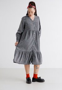 ONLY Carmakoma CARAVRIL DRESS - Džinsa auduma kleita - dark grey denim