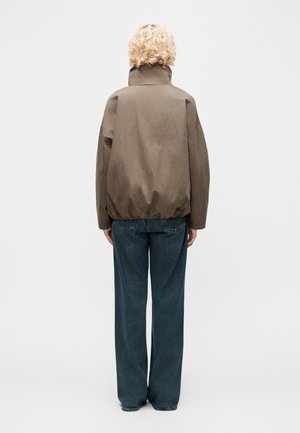 Uvrstitev 3: Stylein - SAROU - Lahka jakna