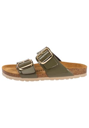 Åben tå sandal med olivengrønne dobbelte remme, store gyldne spænder, korkfodsål og beige gummisål, sidevisning på hvid baggrund.
