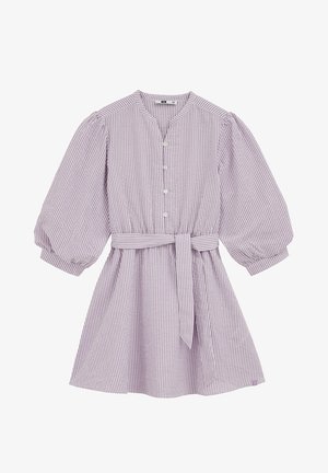 Lilla ja valge triibuline kleit, millel on V-kaelus, nööpidega ees, elastne vöökoht ja läbilöödud varrukad. Komplektis sobiv vöö.