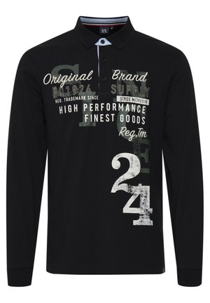 Melns garās piedurknes polo krekls ar baltu apkakli, teksturētu audumu, lieliem grafiskajiem printiem un jauktām tipogrāfijām kontrastējošās krāsās.