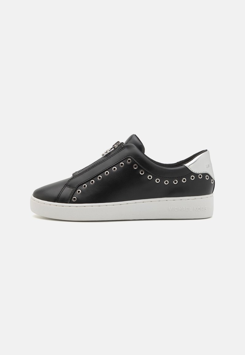 Baskets en cuir noir avec une semelle en caoutchouc blanc, fermeture éclair sur le côté et détails en œillets métalliques. Accent argenté au talon avec un logo.
