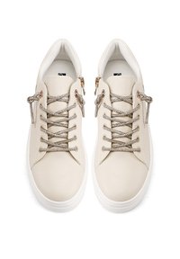 Sneakers beige con tomaia in pelle liscia, dettagli metallici e lacci grigi texturizzati, dotati di suola in gomma bianca e design minimalista.