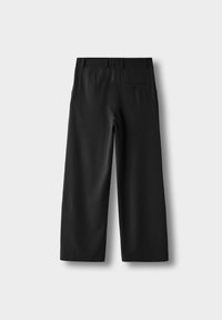 Sorte bukser med vide ben, bæltestropper og en baglomme med knap, vist fladt mod en hvid baggrund.