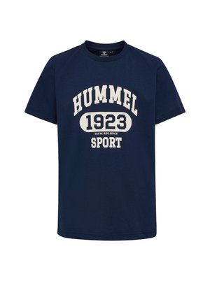 Navyblaue Baumwoll-T-Shirt mit einem cremefarbenen Grafikdesign, das den Text "HUMMEL 1923 SPORT" zeigt. Klassischer Rundhalsausschnitt und kurze Ärmel.
