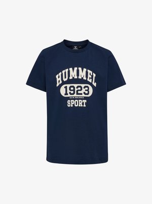 Marineblå bomulds-T-shirt med en cremefarvet grafik, der har teksten "HUMMEL 1923 SPORT". Klassisk rund hals og korte ærmer.