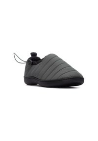 Zapatilla gris acolchada con un exterior texturizado, punta redondeada y suela de goma negra; cuenta con un cordón elástico ajustable en la parte trasera.
